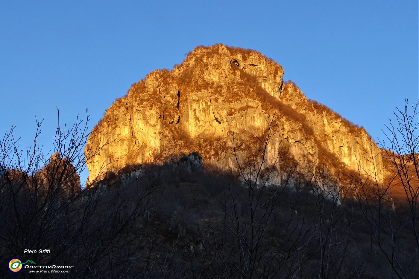 96 Un saluto dalla Corna Camoscera -Coren illuminata dal sole al tramonto.JPG